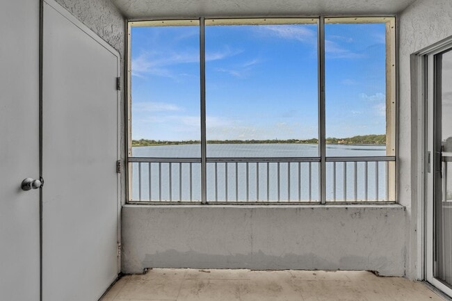 Building Photo - 2811 N Oakland Forest Dr