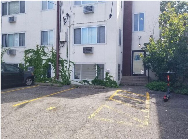 Building Photo - Fantastic 1 BR/1 BA Apartment in the Whitt...