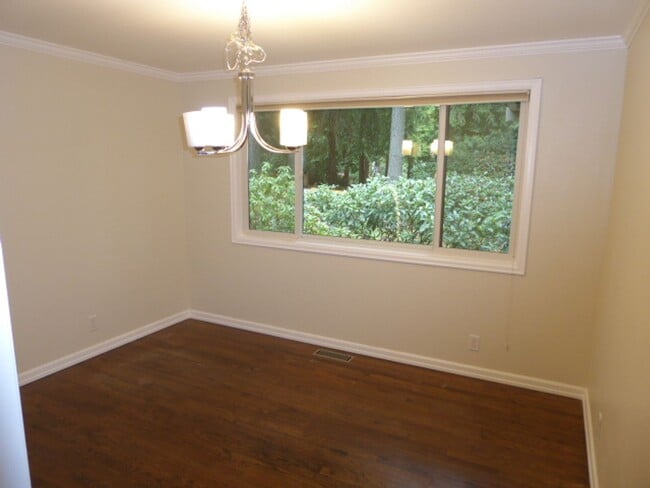 Building Photo - Charming 4 Bed 2.5 Bath + Den Rambler in S...
