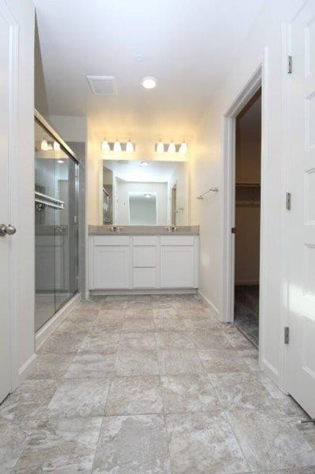 Building Photo - 3 Bed Home in Gated Elk Grove Community