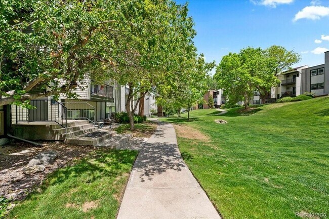 Building Photo - 1400 Golden Cir