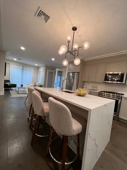 Building Photo - 214 Market St