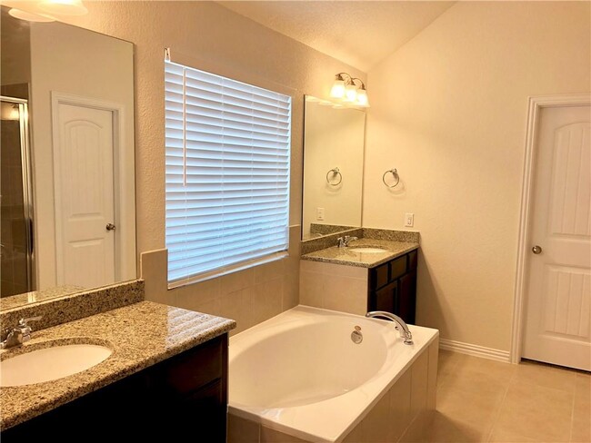 Building Photo - 509 Vista Gardens Dr