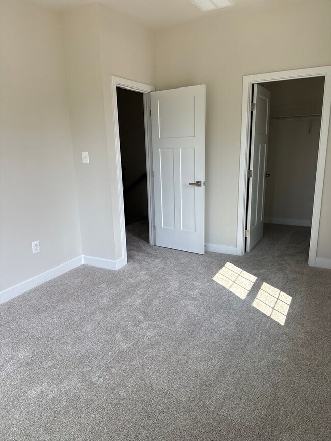 Building Photo - Brand New Build (Never lived in!) END UNIT...