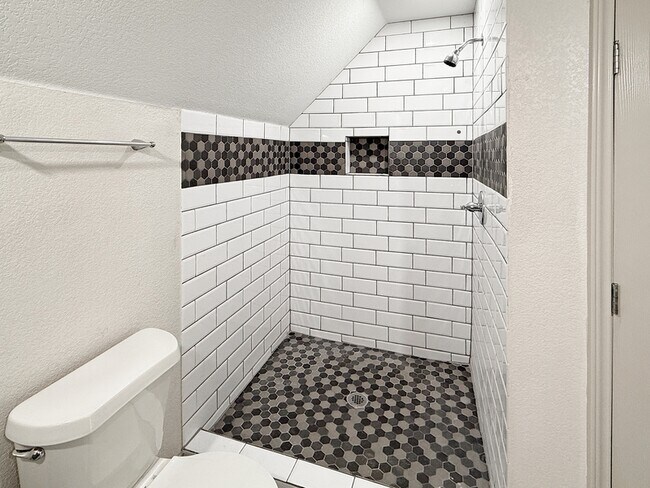 Building Photo - 2424 Mckinley Ave