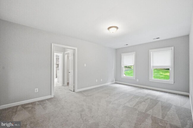 Building Photo - 2 English Hills Dr