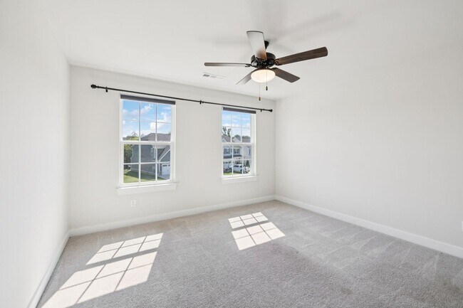 Building Photo - 5BR/3.5BA home offers stylish and function...