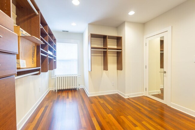 Building Photo - Beautiful 4 BR/3.5 BA Townhome in Cathedra...