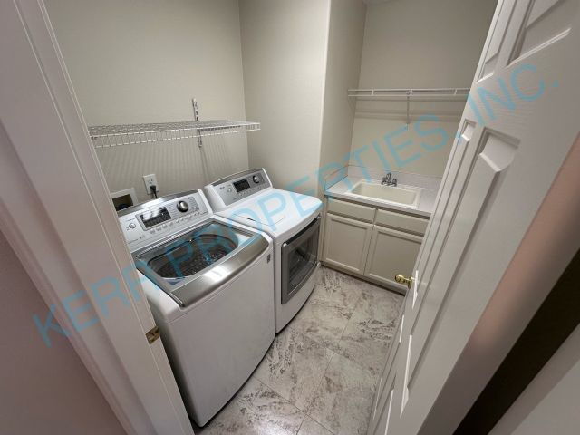 Building Photo - Charming Clackamas Retreat: Spacious 3-Bed...