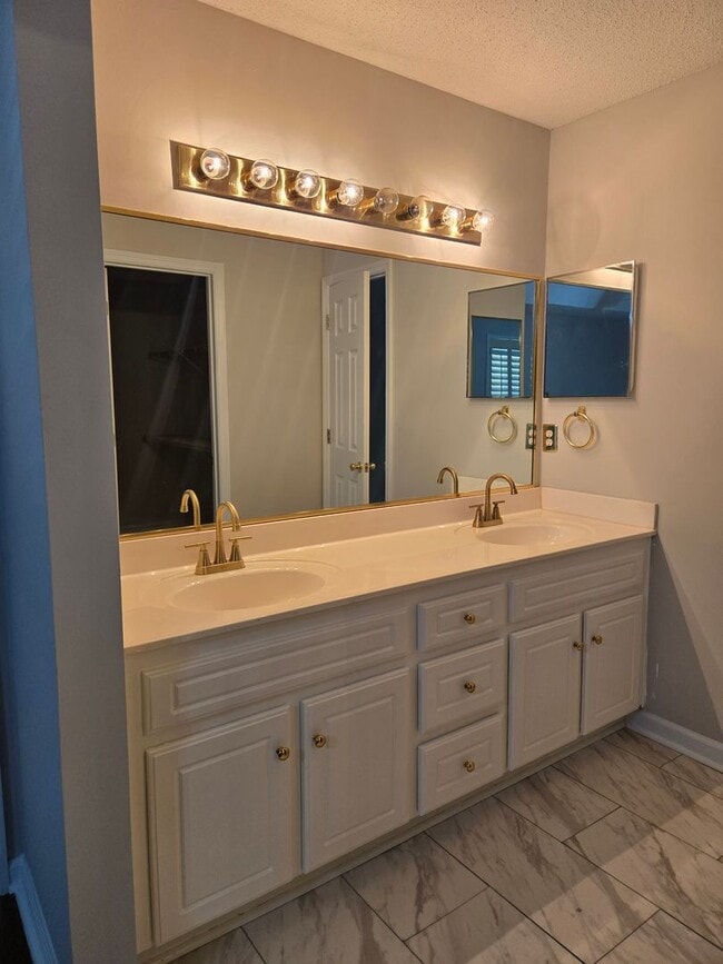 Building Photo - Impeccable Home in Gorgeous Neighborhood