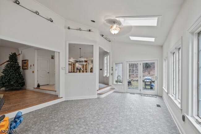 Building Photo - 326 Rock Ridge Ct