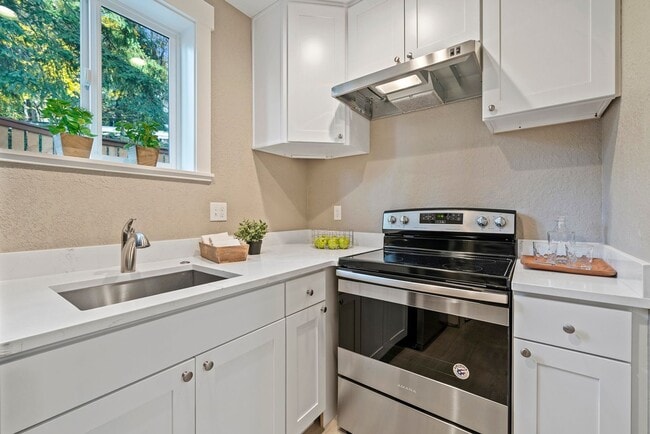 Building Photo - 9110 Redmond-Woodinville Road NE-Unit 101