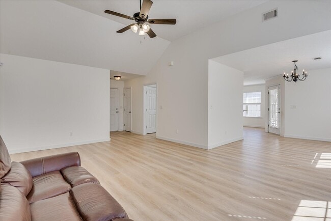 Building Photo - 909 Watsonia Dr