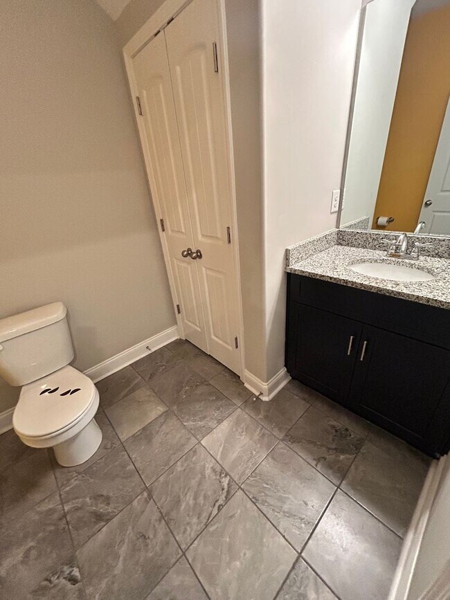 Building Photo - 3 Bedroom 3.5 Bath Spacious Townhome