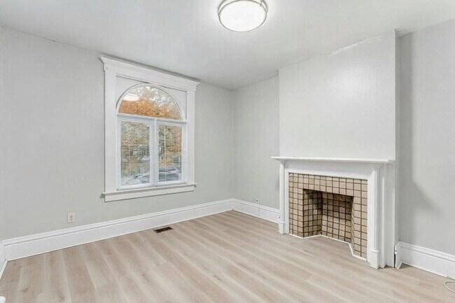 Building Photo - 196 W 8th Ave