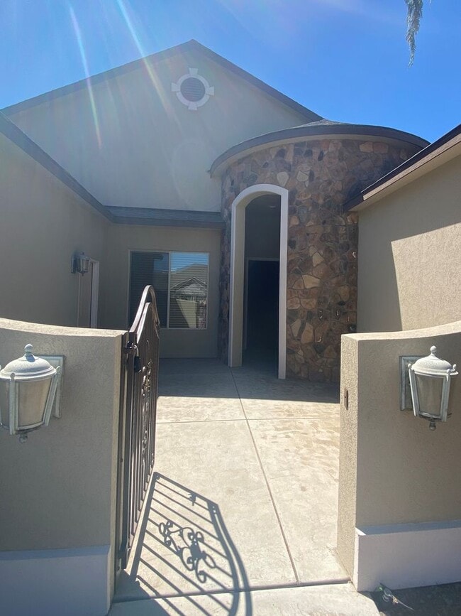 Building Photo - Beautiful, One Level Living in South Richland!