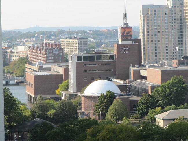 Building Photo - 2 Hawthorne Pl