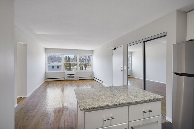 Building Photo - Remodeled 2 bed featuring new kitchen