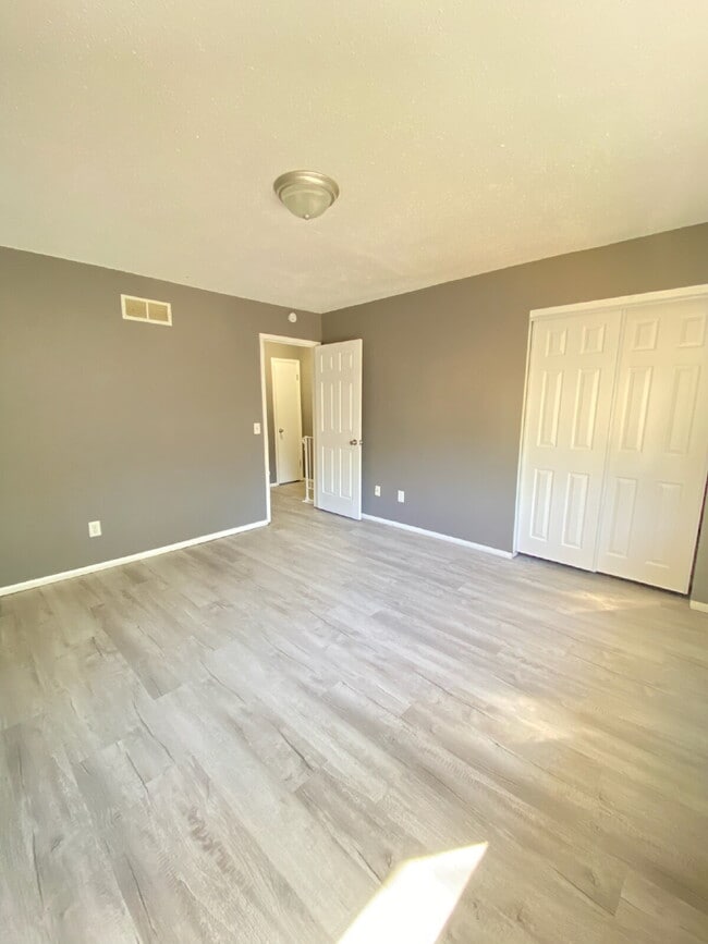 Building Photo - "Charming & Convenient Living: Spacious 2-Bedroom Duplex with 1.5 Baths on Schuetzen Ln, Davenport"