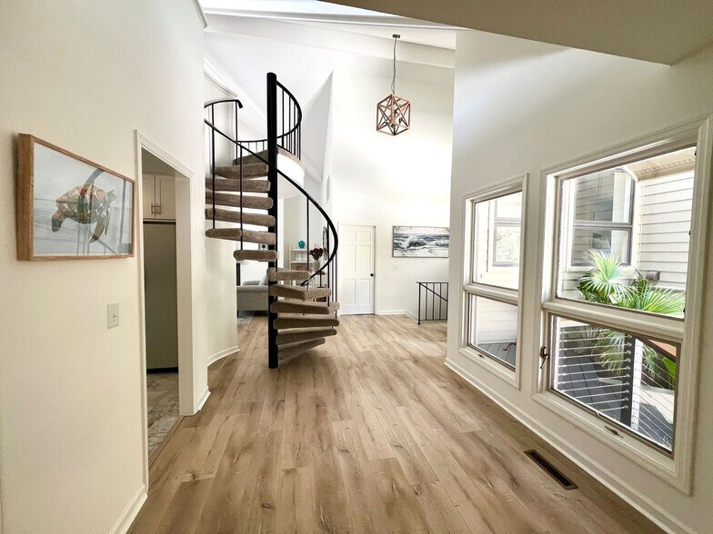 Building Photo - 2975 Deer Point Dr