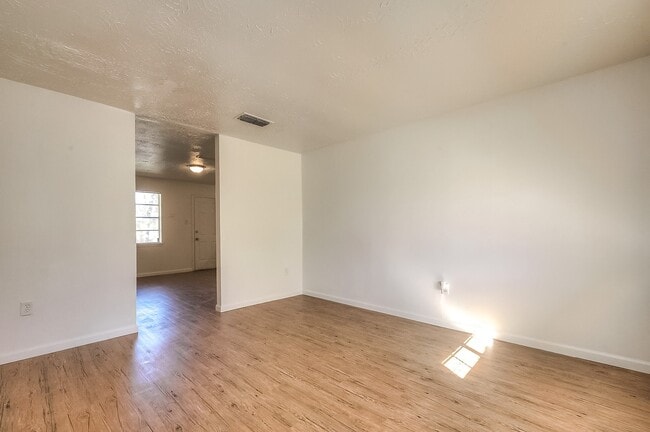 Building Photo - 3 Bedr/ 1 bath Beautiful Home in Texas City