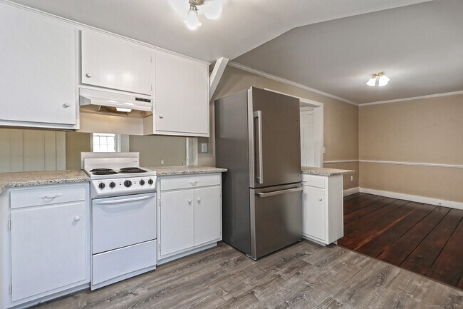 Building Photo - 562 Amity Rd