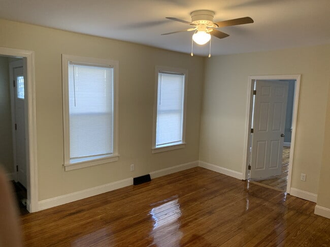 Building Photo - 1ST FLOOR!  3-bedroom unit located on a quiet dead-end street!