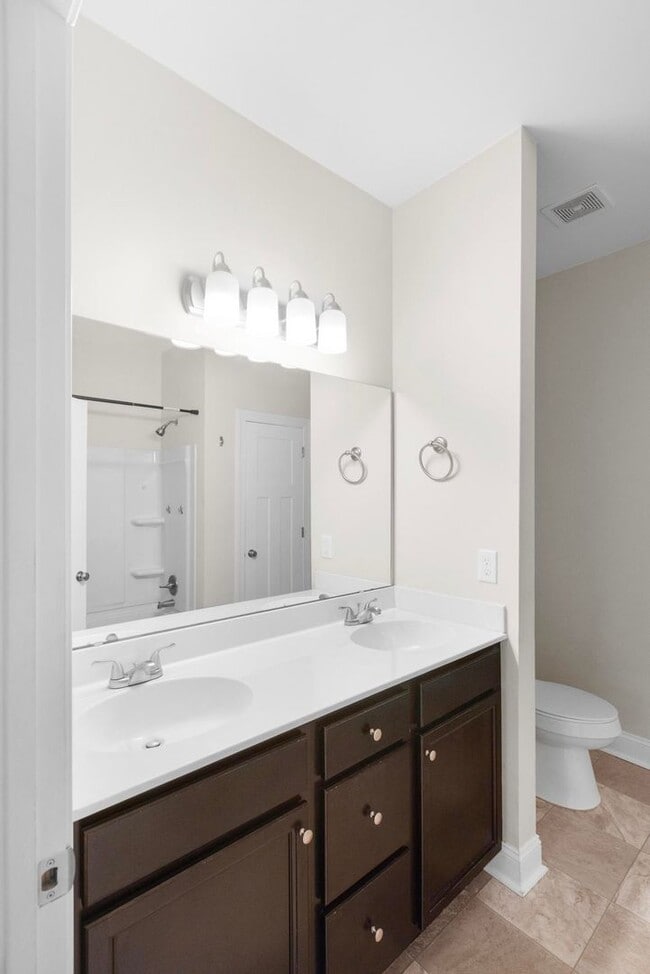 Building Photo - Townhouse For Rent! Rebated Application Fe...