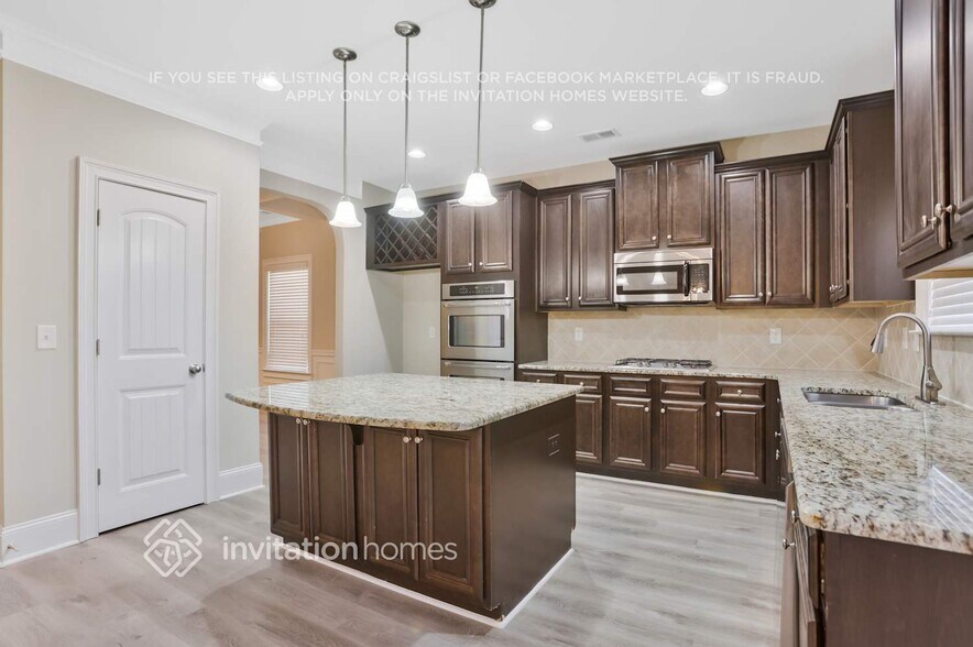 Building Photo - 598 Silver Oak Dr