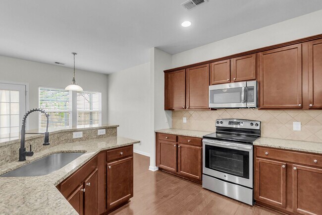 Building Photo - Spacious Summerville Home Near Historic Downtown