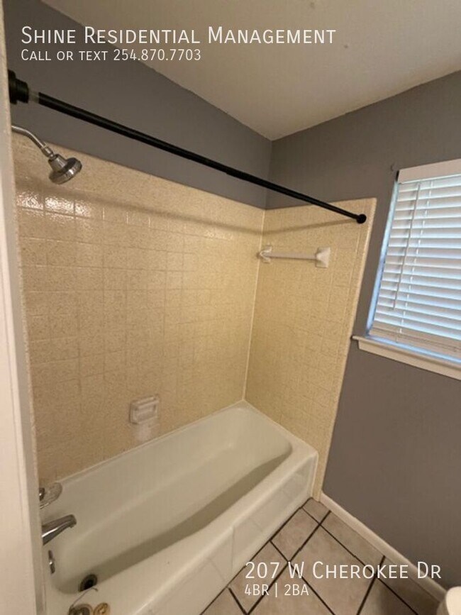 Building Photo - 207 W Cherokee Dr