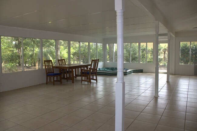 Building Photo - 3/2/3 Spring Hill Home