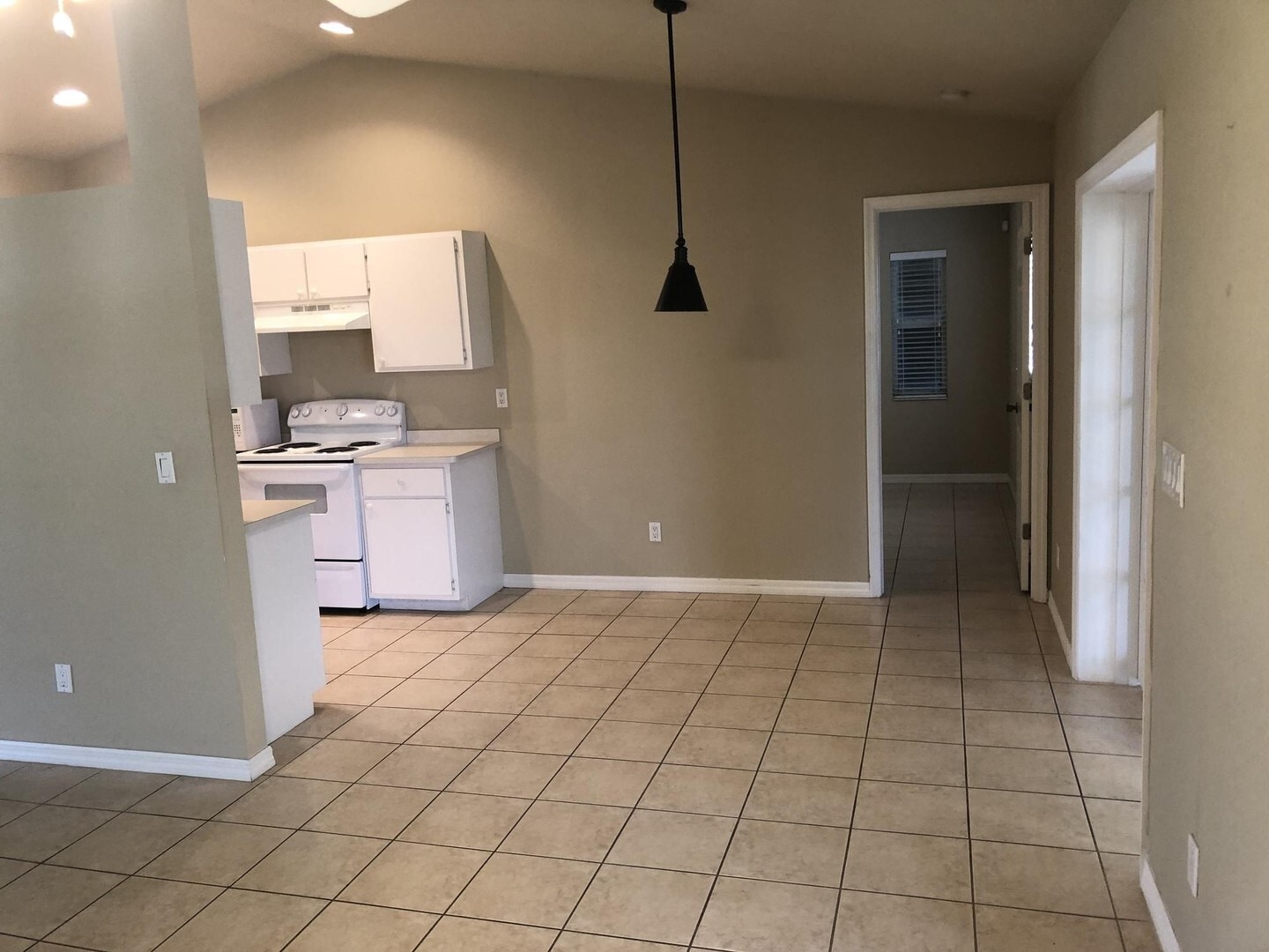 Building Photo - 3 bedroom 2 bathroom single family home