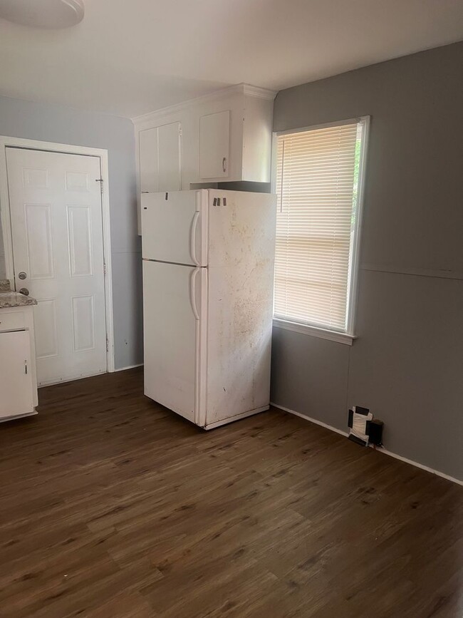 Building Photo - Two bedroom /One bath house