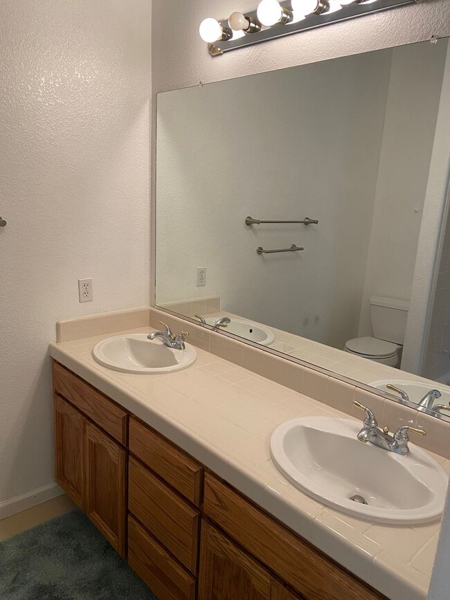Building Photo - Large 4 bdrm 3 bath in Broadstone
