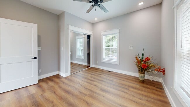 Building Photo - 5BR/5BA Fort Sanders Townhome | Off-Campus...
