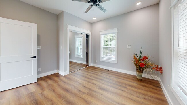 Building Photo - One Private Bedroom/Bath in Spacious 5BR/5BA Townhome Near UTK