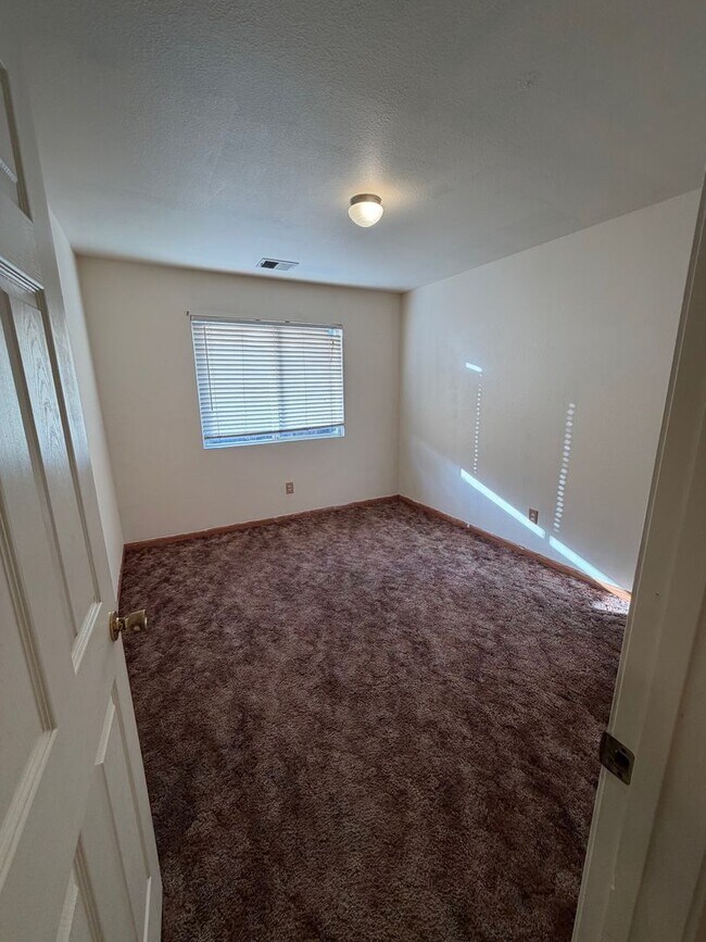 Building Photo - Nice home for rent in Hanford