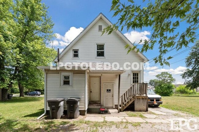 Building Photo - 3843 Peru St