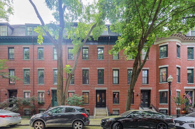 Building Photo - Rare Duplex with Tasteful Finishes, Privat...