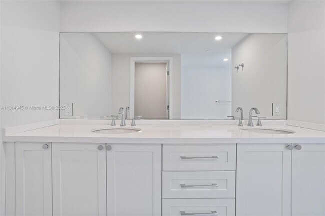 Building Photo - 555 NE 34th St