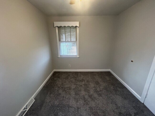 Building Photo - 3604 Hydrangea St