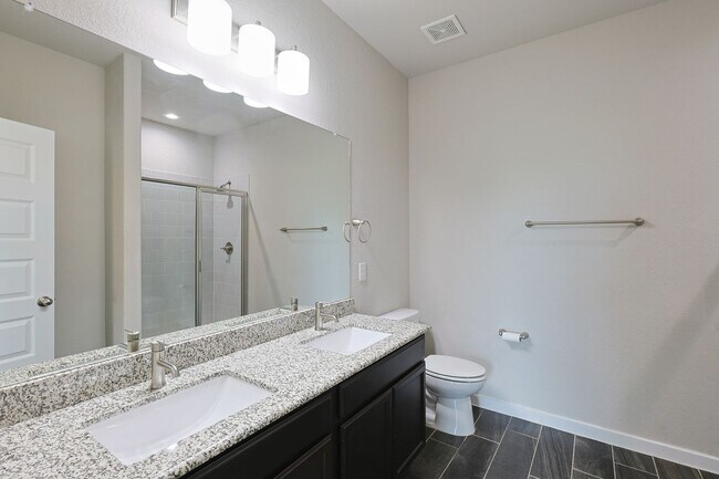 Building Photo - Large Modern Four Bedroom Duplex