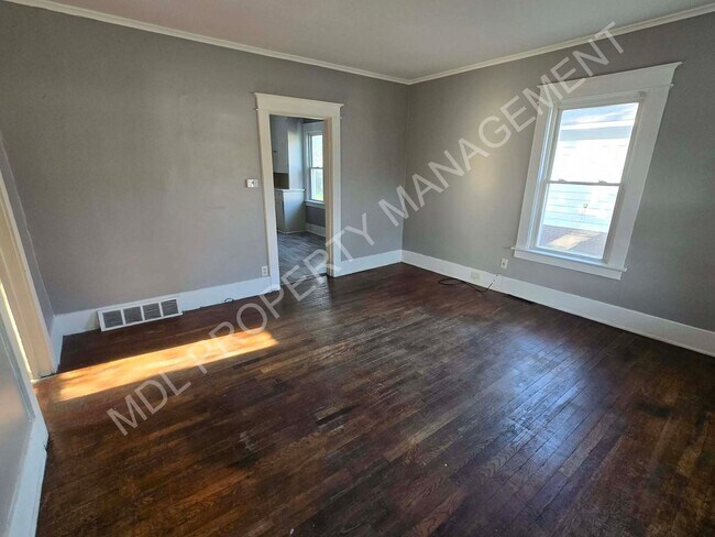 Building Photo - 2 Bed / 1 Bath House in Saginaw