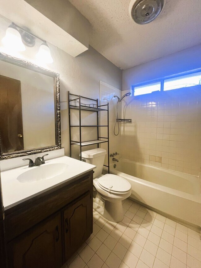 Building Photo - Norman. 3 bed, 2bath, 2 car garage with storm shelter