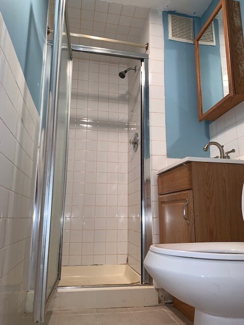 Bathroom 2A - 2044 W Birchwood Ave