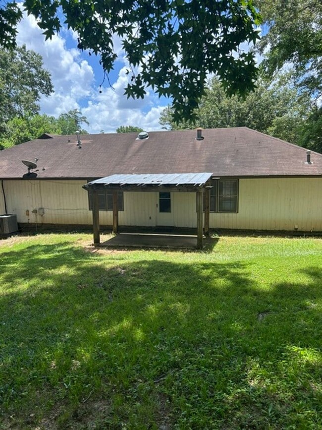Building Photo - North Columbus 3 BR, 2BA, Great room and fenced yard