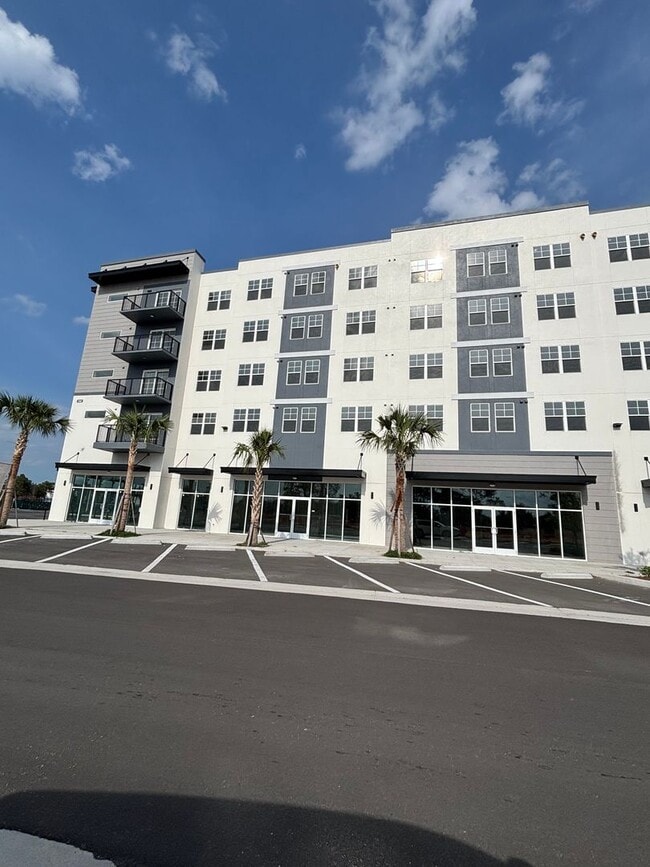 Building Photo - Modern 2 Bedroom + Den Condo Near The Mall at Millenia