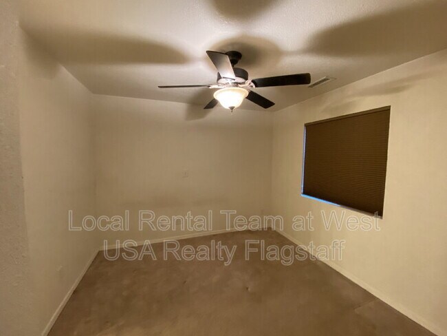 Building Photo - 3018 N Loma Vista Dr