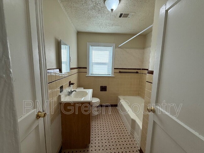 Building Photo - 2432 N Quincy Ave